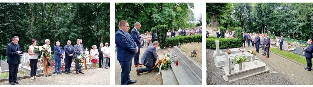 Złożenie kwiatów przed grobami niemieckich i polskich ofiar konfliktu (cmentarz na Górze Św. Anny). 