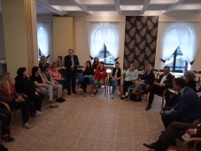 Gespräch der Gruppe mit ukrainischen Flüchtlingen in Lubowitz / rozmowa z ukraińskimi uchodźczyniami w Łubowicach. Foto: Ewelina Stroka, radio Mittendrin 