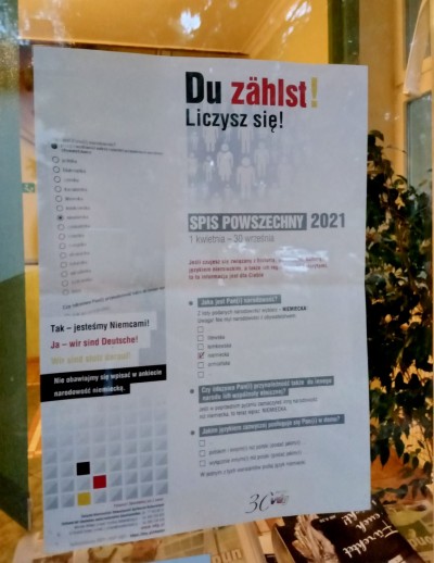 Ein Volkszählung-Plakat am Fenster im Sitz der DSKG in Breslau / Plakat spisowy w oknie siedziby NTKS we Wrocławiu 