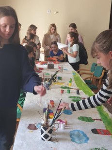 Ukrainische Kinder im Eichendorffzentrum beim Besuch der Kinder der lokalen Schule beim gemeinsamen Malen / Mieszkające w Centrum im. Eichendorffa dzieci z Ukrainy malują wspólnie z dziećmi z lokalnej szkoły. Foto: Bernard Gaida