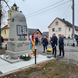 Volkstrauertag: Denkmal in Poborschau / Dzień Żałoby Narodowej 2021: pomnik w Poborszowie. Foto: Gloria Bartetzko