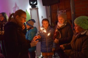 Młodzież mniejszości szerzy świątecznego ducha
