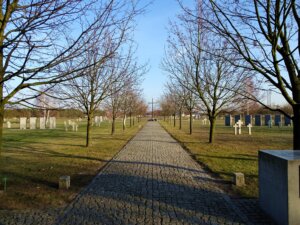 Praca przy pielęgnacji niemieckiego cmentarza wojskowego z&nbsp;II&nbsp;wojny światowej w&nbsp;Nadolicach Wielkich